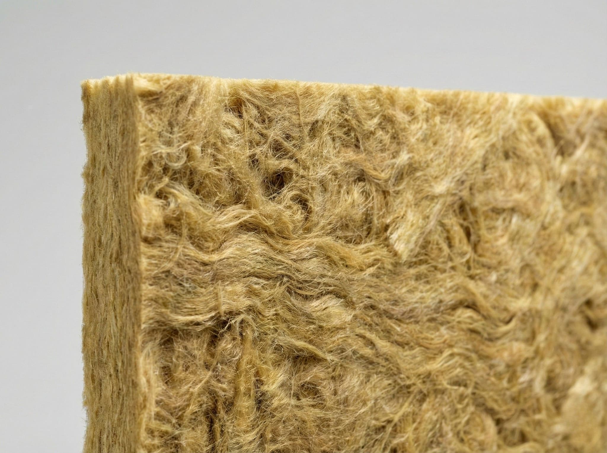 Close-up van minerale wol isolatie met gele vezelstructuur