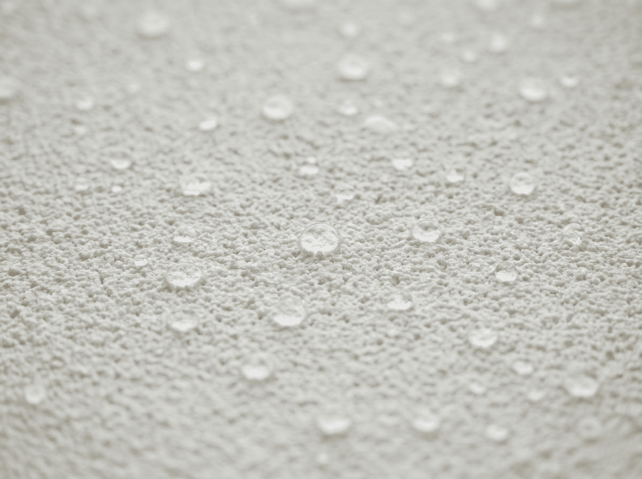 Waterdruppels parelen af op siliconen crepi - toont het waterafstotende effect